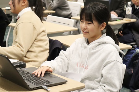 プログラミングの実行に成功し、笑顔も