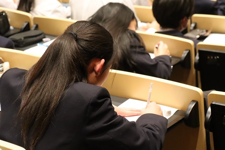  先輩のアドバイスをメモしながら聴く1年生