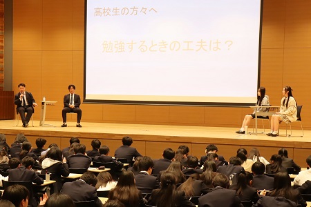 それぞれの質問に丁寧に答えてくれた高校生