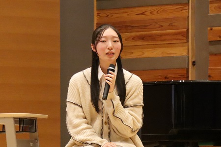 「中学生の頃から教師になりたかった」と語る中来田さん。「色々なことにチャレンジしてみると、自分が興味を持っていることや、何になりたいのかが分かってくると思います」と進路を考える際のアドバイスをくれました