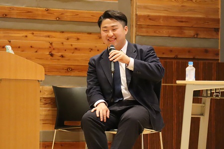 「中学での勉強の基礎が大事」と話す荒川さん。「目標を立てて勉強すると良い」とアドバイスをくれました