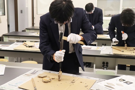 参加したみなさん、黙々と化石発掘に熱中していました