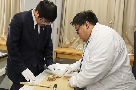 開始早々化石を発見！