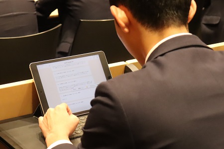 発表に対してコメントと投票を行います