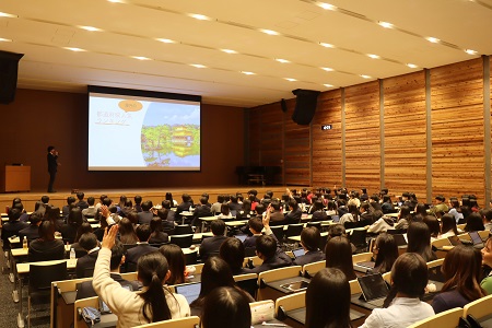 発表者の質問に挙手で答える生徒たち