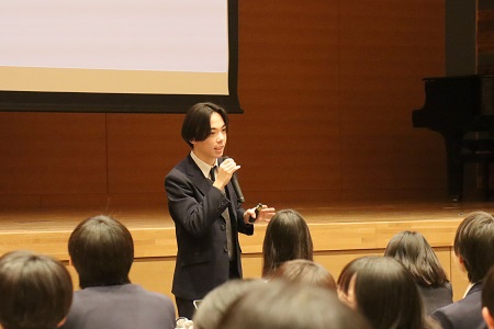 舞台を降り、皆の近くで語りかける