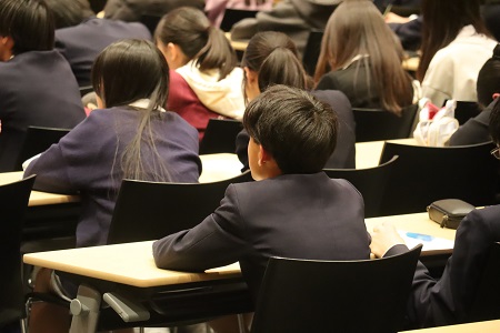 メモを取りながら集中して聞く2年生。