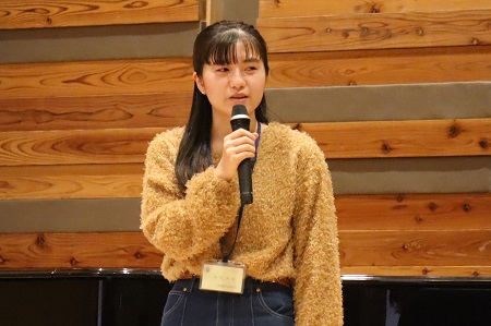 大学の理学部で物理を学んでいる長谷川さん。研究者になるため、大学院に進学したいと話してくれました。文系学部と理系学部の違いも教えてくれました。