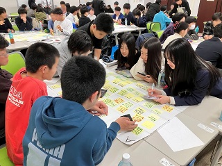 3校での議論。その日の経験から得たことや疑問を共有しました。