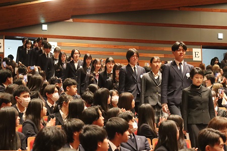 在校生とご家族の拍手の中、卒業生入場