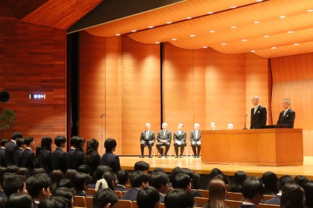 名前を呼ばれ起立する卒業生たち。背筋を伸ばし立つ姿はとても頼もしく感じられました