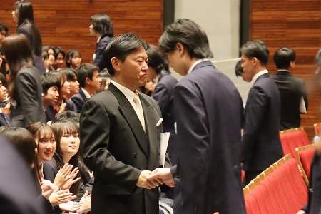 大きな拍手で見送られながら退場しました。 担任の先生と握手する様子も。