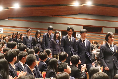 温かい拍手の中、卒業生が入場