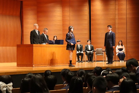 堂々と立つ卒業生の表情は晴れやかでした