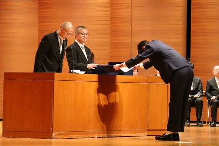 中村校長より、一人一人に卒業証書が授与されました