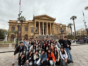 マッシモ歌劇場前