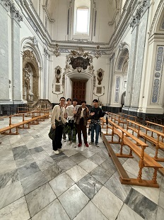 ピアッツァ・アルメリーナ　大聖堂にて