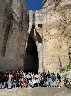 同石切場洞窟前にて