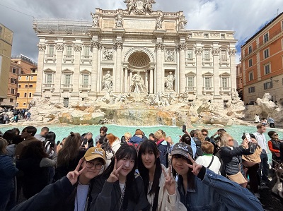 トレビの泉にて
