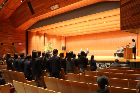 担任の教員から一人ずつ名前を呼ばれ、返事をする新入生