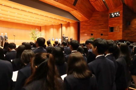 全員で校歌斉唱