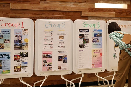 コリドーにポスターを掲示