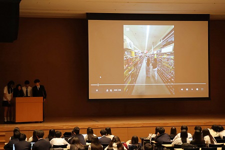 動画で現地での体験を報告