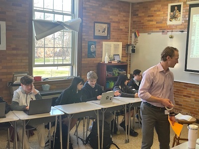 World Historyの授業。古代に関するポスターの作成・回覧・評価を行いました。