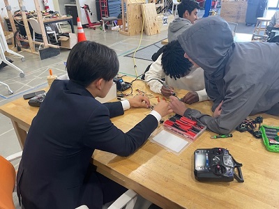 Engineeringの授業。グループごとに思い思いの制作（画像はドローン制作）を行っていました。