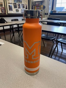 前回の短期留学生からお土産にとオススメされていた、学校オリジナルのウォーターボトル。