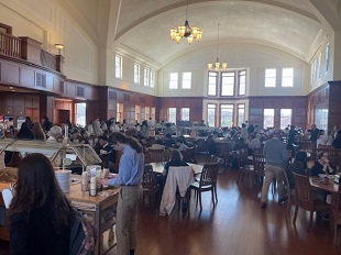 Cafeteriaの様子。中高の生徒がここで昼食をとります。サラダ・デザート・飲み物は取り放題！