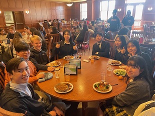 バディとテーブルを囲んで昼食。早くも関係ができつつあります。