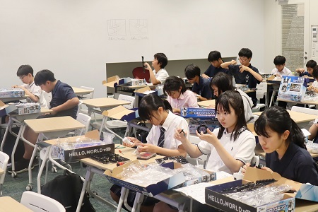 ロボットを組み立てる生徒たち