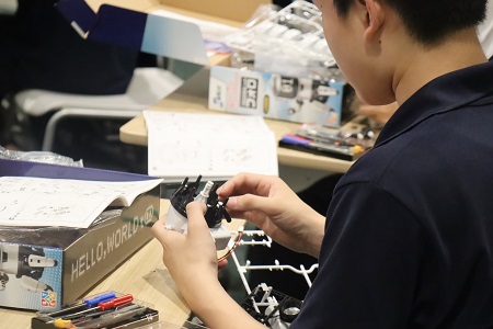 ロボットのボディー、手足の順に組み立てていきます