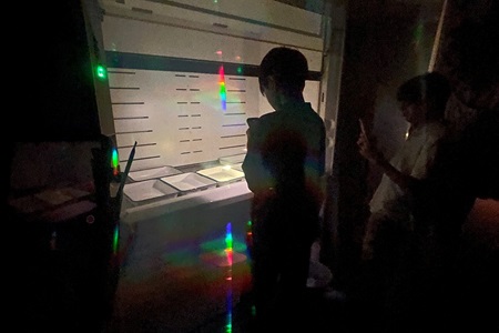 分光シートを通すと、こんなふうに見えます