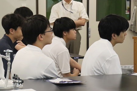 松永さんの話に熱心に耳を傾けていました