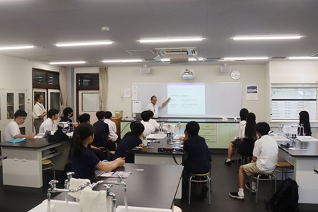 中高生と先生計25名が参加しました