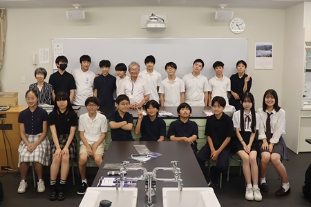 松永さんを囲んで記念写真