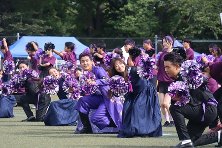 各チームがユニークな演出のパフォーマンスを披露