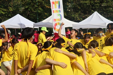 円陣を組み一丸となって競技に挑みます