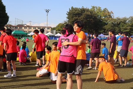 お互いの頑張りを称え合う様子も