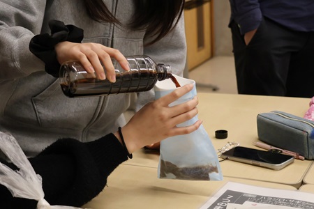 固化剤やポリマーシートを使ったし尿処理も体験