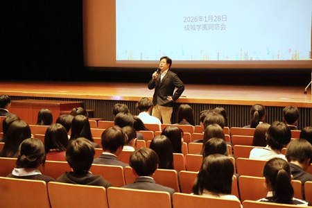 先輩たちの話に熱心に耳を傾ける生徒たち