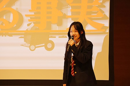 緊張を感じさせない堂々とした発表