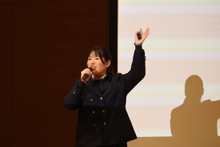 会場に呼び掛ける発表者