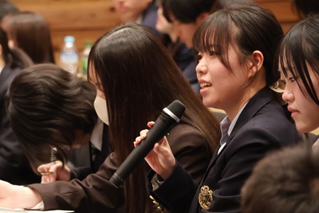 生徒からも積極的に質問がでていました