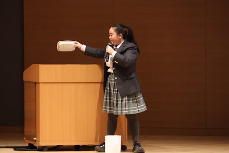 食品の成分表示について実際のパッケージを提示