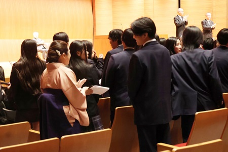 大きな拍手で見送られながら、卒業生が退場 最後に担任の先生と言葉を交わす様子も