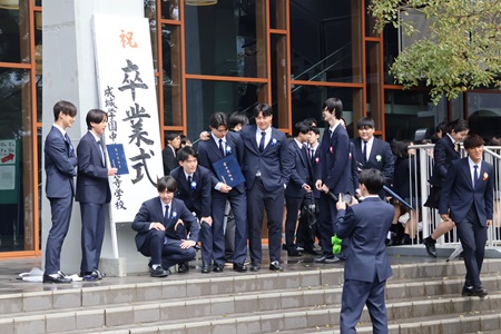 卒業式が終わると降っていた雨も止み、晴れやかな表情で記念撮影