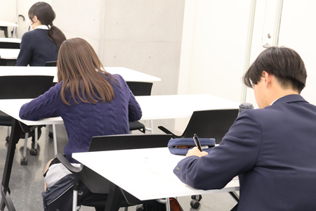 メモをとりながら話を聞く参加者